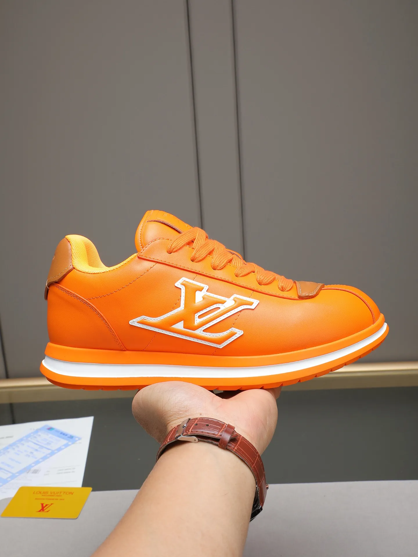 PP560 LV Louis Vuitton L Jialu Brand Runner Tatic Series Thick-soled Casual Sports Shoes Running Shoes Original purchase, development and production This LV Runner Tatic sports shoe combines technical materials such as mesh fabric and ribbons to interpret the inspiration of traditional mountaineering shoes. LV letters are written on one side, the lariat buckle of the quick lacing system is embellished with Monogram flowers and Louis Vuitton logos, and the light and wear-resistant rubber outsole completes the whole. ▪️Fabric: Original imported cowhide + mesh ▪️Inner lining: Original customized breathable mesh ▪️Sole: Original open-molded anti-slip rubber combination material ▪️Size: Men's 38-44 (customized for 45 and 46)